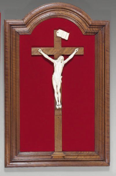 Christ en croix en ivoire finement sculpté....