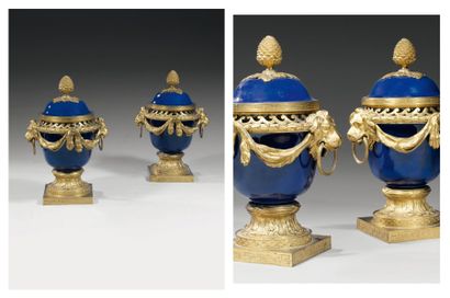 Paire de vases pots-pourris en porcelaine...