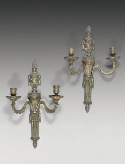 Paire d'appliques à deux lumières en bronze...