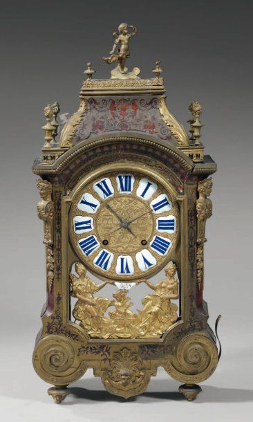 Pendule en placage d'écaille rouge et cuivre...