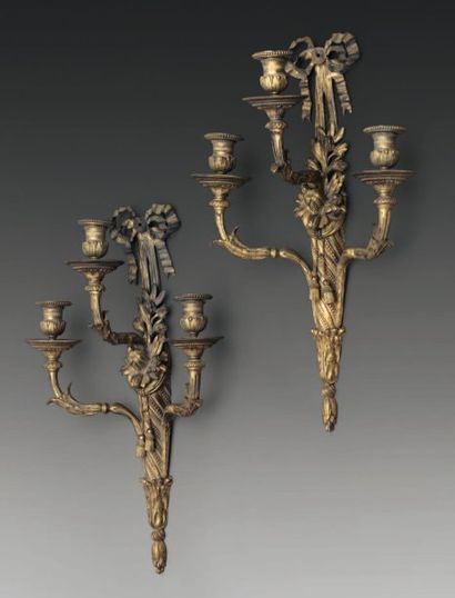 Paire d'appliques à trois lumières, en bronze...