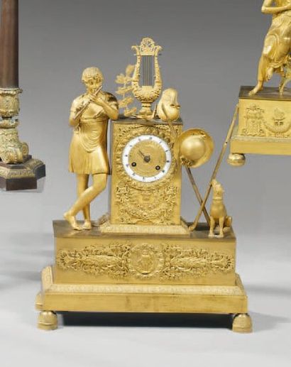Pendule en bronze ciselé et doré. Le cadran...