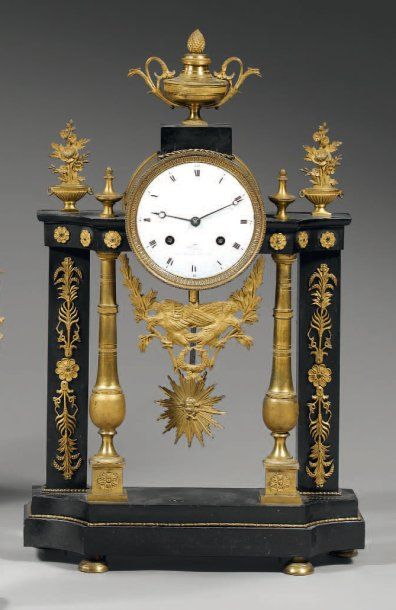 Pendule portique, en marbre noir et bronze...