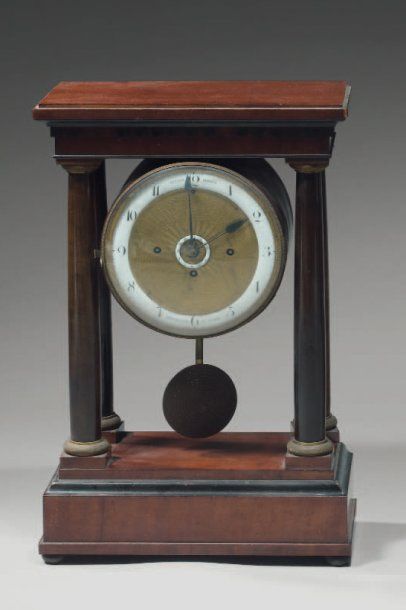 Pendule portique, en acajou et placage d'acajou....