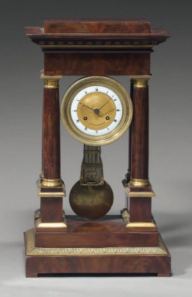 Pendule portique en acajou et placage d'acajou....