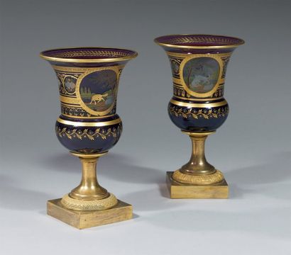 Paire de vases en verre à col évasé, à fond...