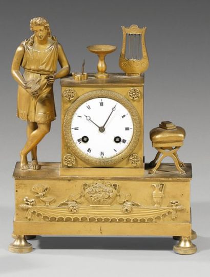 Petite pendule en bronze ciselé et doré,...