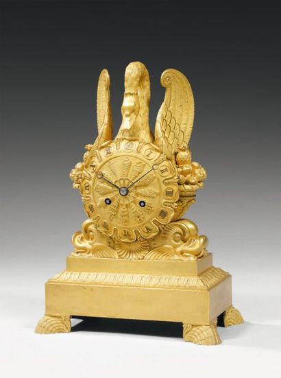 Rare pendule en bronze dont le cadran est...