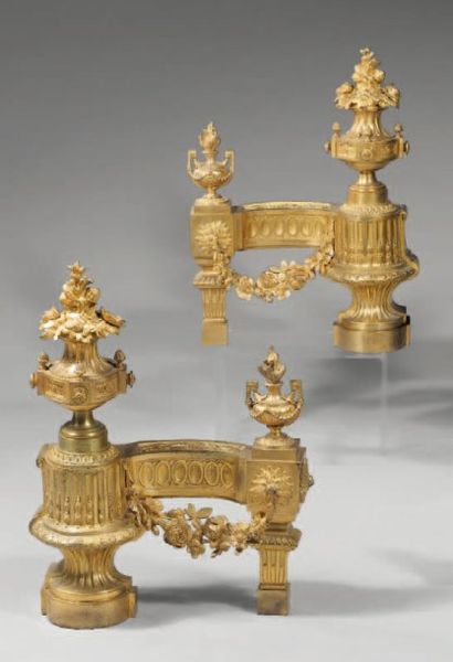Paire de chenets en bronze ciselé et doré....