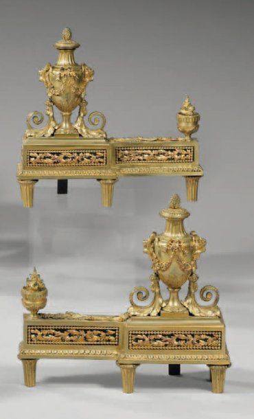 Paire de chenets en bronze ciselé e doré....