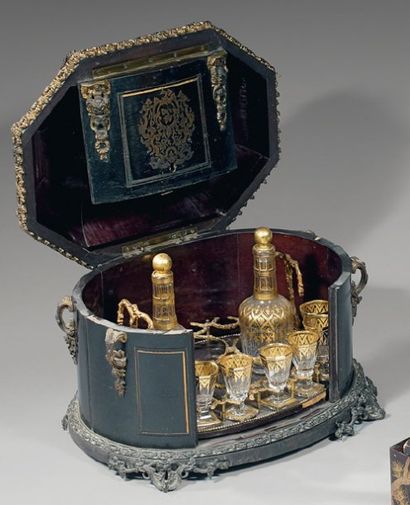 Cave à liqueurs en placage d'ébène marqueté...