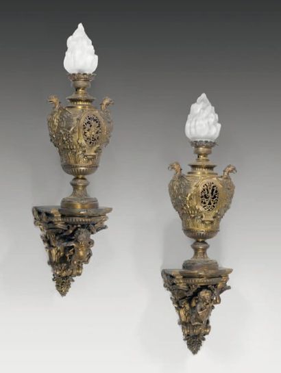 Paire de lampes sur leurs consoles en bronze...