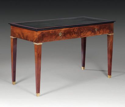 Table bureau à deux rangs de tiroirs en placage...