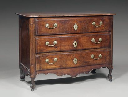 Commode galbée, en noyer mouluré, ouvrant...