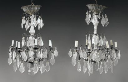 Paire de lustres à huit lumières, en bronze...