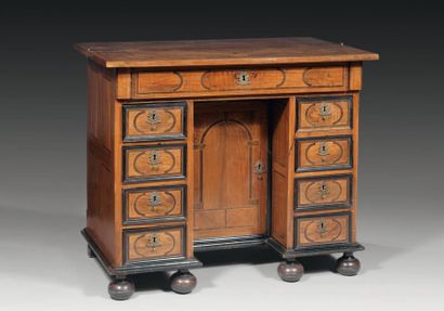 Bureau Mazarin en placage de noyer marqueté...