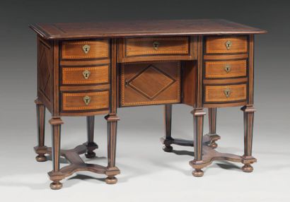 Bureau Mazarin en placage d'amarante marqueté...