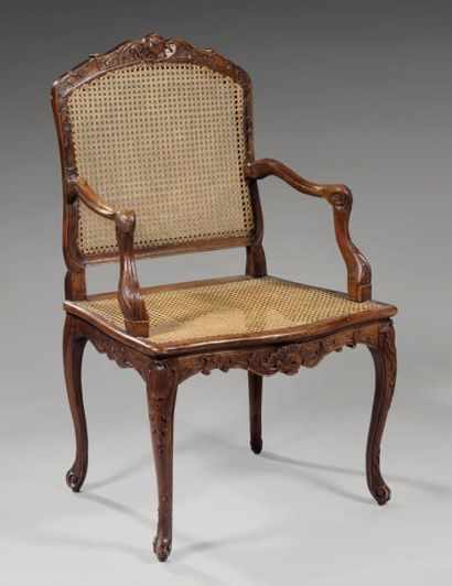 Fauteuil à dossier plat, en hêtre mouluré...