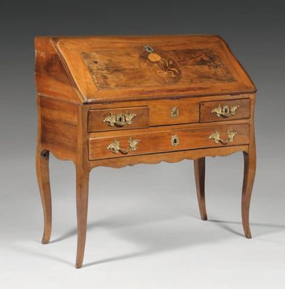 Bureau de pente, en noyer à décor marqueté...
