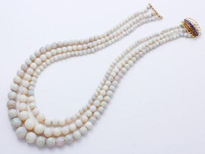 Collier composé de 3 chutes de perles d’opale...