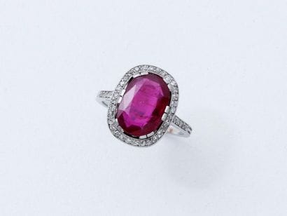 MELLERIO
Bague marquise en platine 850 millièmes...
