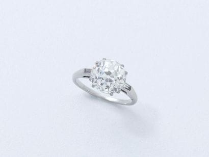 Bague solitaire en platine 850 millièmes...