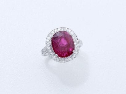 Bague en or gris 750 millièmes ornée d’un...