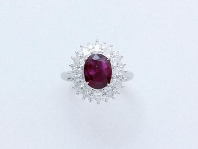 Bague en or gris 750 millièmes ornée d’un...