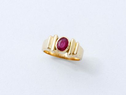 Bague en or 750 millièmes, ornée d’un rubis...
