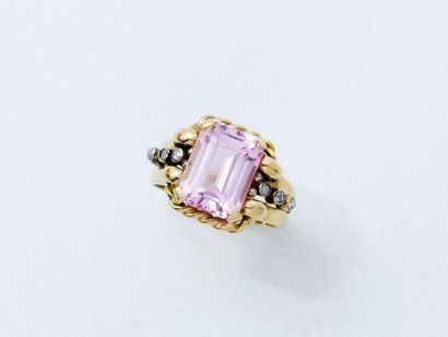 Bague en or 750 millièmes, ornée d’une pierre...