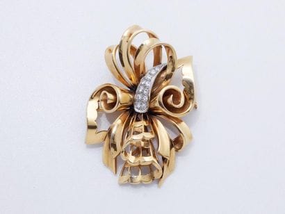 Broche en or 750 millièmes stylisant un noeud...