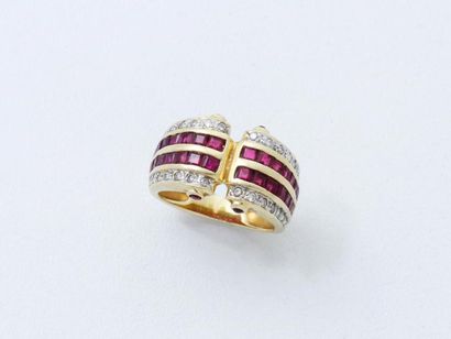 Bague en or 750 millièmes, à décor de rouleaux,...