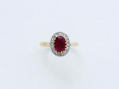 Bague en or 750 millièmes, ornée d’un rubis...