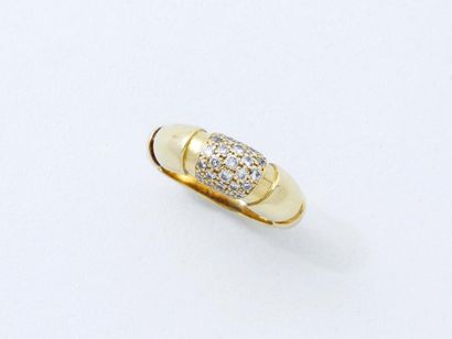 Bague jonc stylisé en or 750 millièmes, centrée...