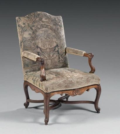 Large fauteuil à haut dossier plat en noyer...