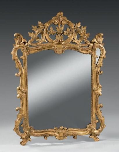 Miroir dans un cadre en bois sculpté et doré;...