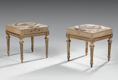 Paire de tabourets en hêtre mouluré, sculpté...