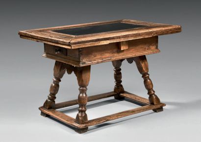Table de change en noyer mouluré et tourné;...