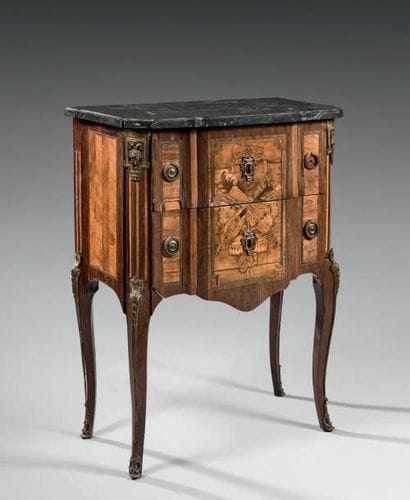 Commode marquetée d'attributs de la musique...