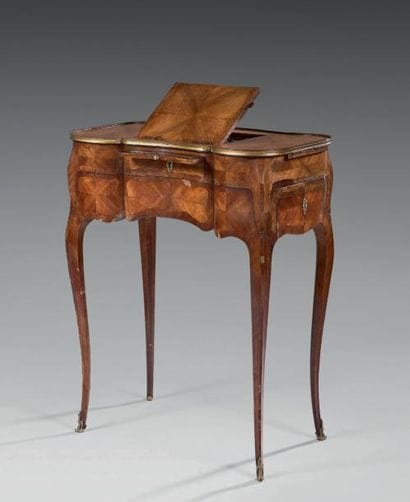 Table dite «d'accouchée» marquetée en quartefeuilles...