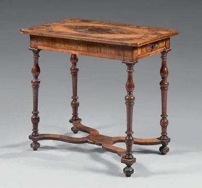 Petite table de milieu marquetée sur le plateau...