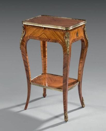 Petite table de salon marquetée en frisage...