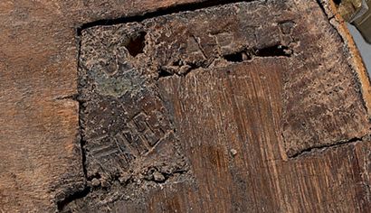 Commode marquetée en quartefeuilles de bois...
