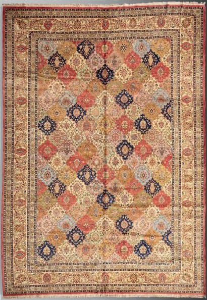 Tapis de Tabriz à décor de petits médaillons...