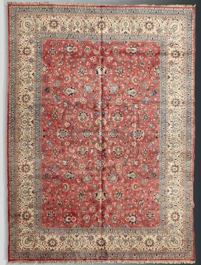 Tapis de Keshan à décor de végétaux stylisés,...