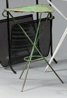 ANONYME
Petite table basse triangulaire en...