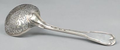 Cuiller à saupoudrer en argent modèle filets.
Saint-Lô,...