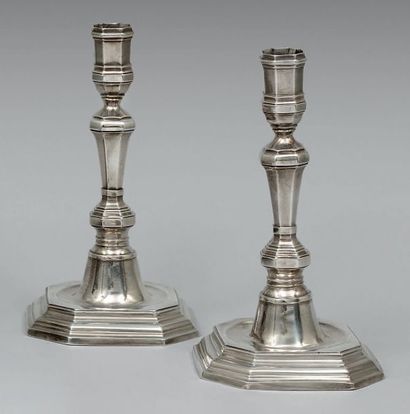 Paire de flambeaux en argent fondu, modèle...