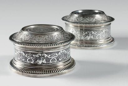 Paire de boîtes de toilette rondes en argent,...