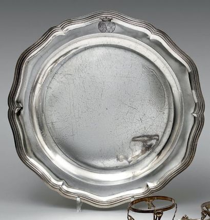 Plat rond en argent uni modèle filets à six...